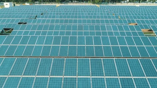 Drohnenaufnahme der Sonnenkollektoren in einem Solarpark für grüne Energie