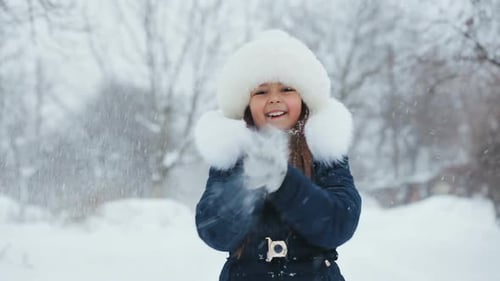 Die Freude des Winters. Mit Snow spielen.