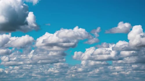 Cumulus Cirrus-Wolken bewegen sich im blauen Himmel. Zeitraffer