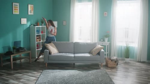 Hermosa mujer disfruta bailando en casa