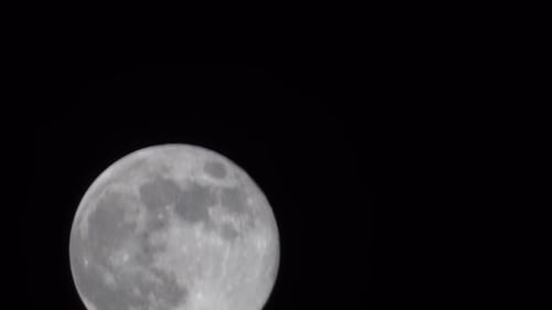 Vollmond auf schwarzem Hintergrund, der Details auf der Oberfläche sieht