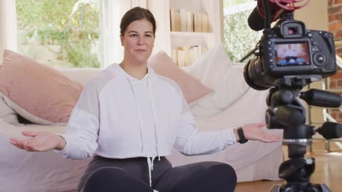 Mujer bloguera caucásica haciendo un Vídeo en casa