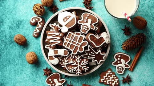 Composition de Noël douce. Assortiment de biscuits au pain d'épice sur une assiette