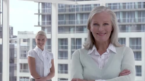 Duas mulheres de negócios no escritório, retrato