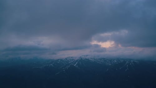 Survoler les nuages et les montagnes couverts