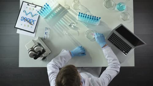 Laboratoire combinant deux agents chimiques dans un plat, se décolorer en mélangeant