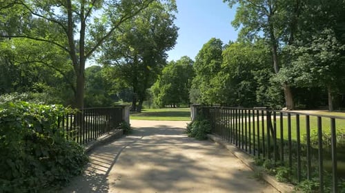 Brücke über einen Fluss in einem Park