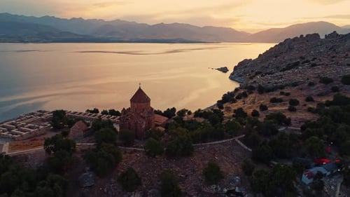 Catedral histórica en la isla de Van, Turquía
