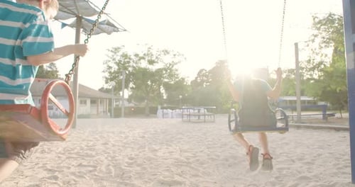 Crianças balançando juntas em um parquinho público