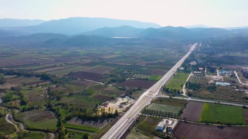 Vue aérienne d'une route de campagne le long des champs agricoles par une journée d'été