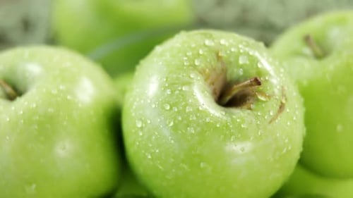 Maçãs verdes com gotículas de água