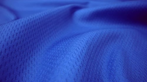 Detailreiche Stoffstruktur aus glänzendem Spandex-Tuch in Nahaufnahme mit Dolly Shot