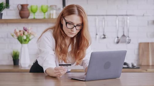 Geschäftsfrau Wählen Sie Waren im e-Shop