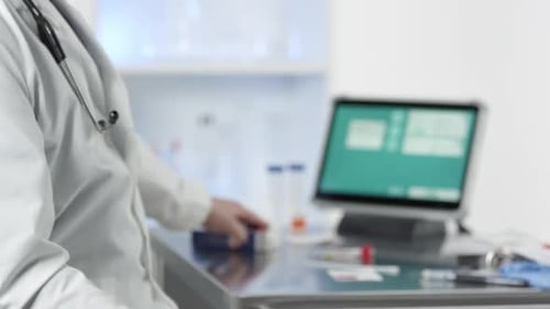 Arzt holt Covid-19-Testkit ab und hält es
