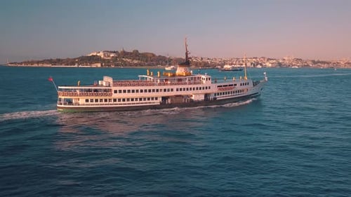 Luftverfolgung eines Kreuzfahrtschiffes im Istanbuler Bosporus