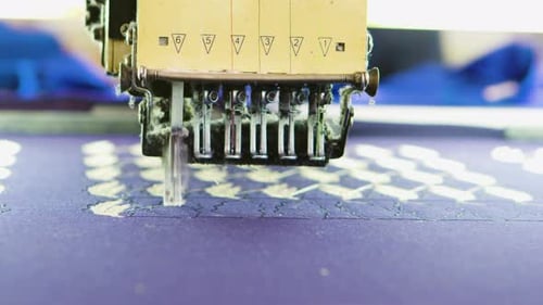 Nahaufnahme einer modernen Nähmaschine beim Nähen eines Modells auf Stoff
