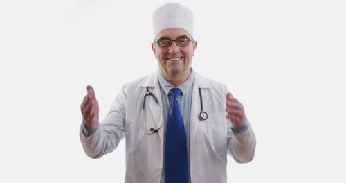 Porträt einer lächelnden Ärztin, die mit ihrer Arbeit in einem Korridor eines Krankenhauses zufrieden ist. Konzept von