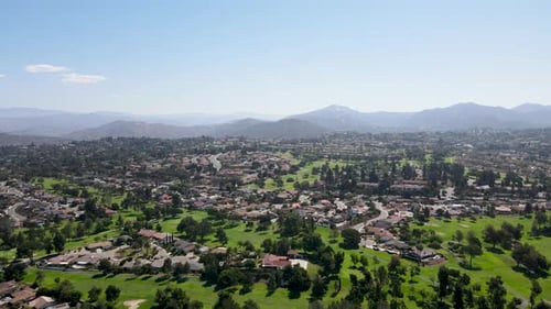 Luftaufnahme der Wohngegend, umgeben von Golf und Tal während eines sonnigen Tages in Rancho