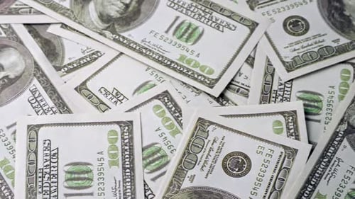 Amerikanischer Einhundert-Dollar-Banknotenstapel auf dem Schreibtisch