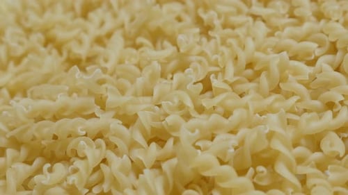 Pâtes en spirale prêtes à être cuites, gros plan, inclinaison lente, 4K 2160p, 30 images par seconde, vidéo UltraHD - Bouchons Girandole
