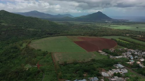 Luftaufnahme über runde Zuckerrohrfelder auf der Insel Mauritius