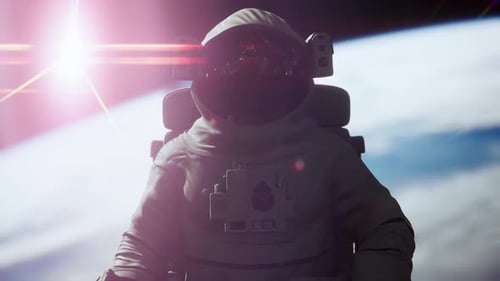 Astronauta trabajando en una nave espacial