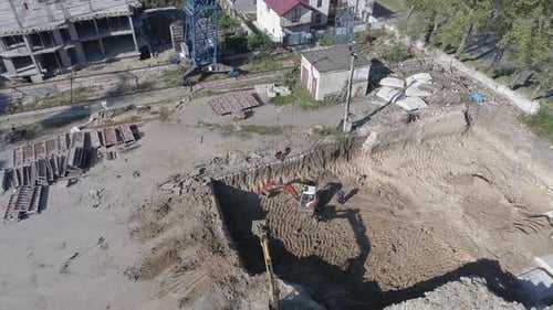 Vista aérea de los cimientos de un edificio y una grúa