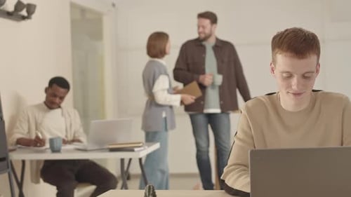 Jeune homme travaillant et souriant