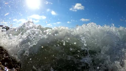 Meereswellen zerquetschen an einem felsigen Strand
