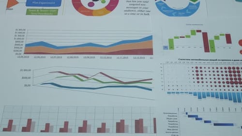 Geschäftsgrafiken im Büro eines modernen Unternehmens