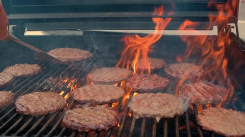 Amerikanisches Barbecue-Essen auf heißem Grill mit Feuer