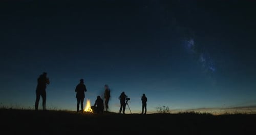 Amis adultes observant les étoiles ensemble la nuit