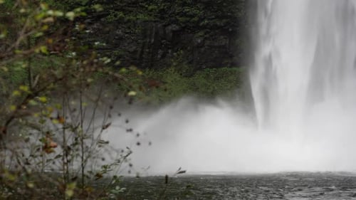 Bewegter Panshot, der die Basis eines Wasserfalls enthüllt