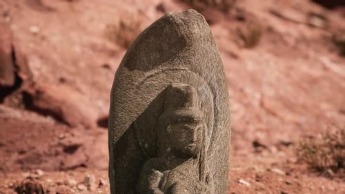 Ancienne statue sur le désert des rochers