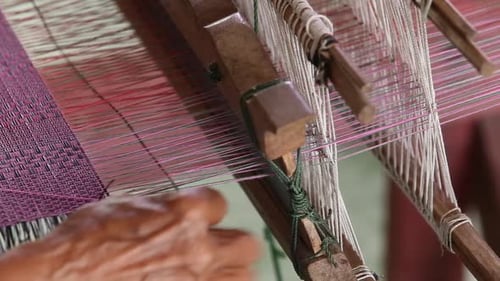 Fazendo tapetes de papiro na província de Udonthani, Tailândia