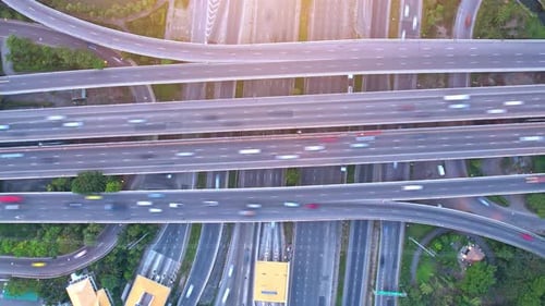 4K : Vue aérienne par Drone Hyperlapse de la route de jonction à plusieurs niveaux de l'autoroute.