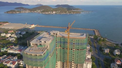 Foto aérea del sitio de construcción con una grúa de construcción. Concepto de construcción de edificios altos