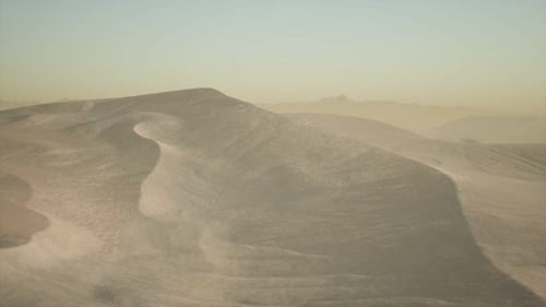 Luftaufnahme auf großen Sanddünen in der Sahara bei Sonnenaufgang