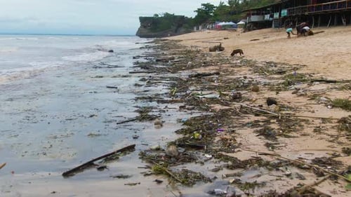 Umweltproblem. Ocean Beach nach dem Sturm. Mit Plastikmüll bedeckte Meeresküste