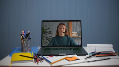 Une jeune femme enseigne en ligne grâce à la communication vidéo