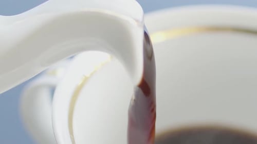 Schwarzen Kaffee einschenken