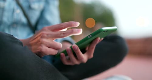 Frau nutzt Smartphone im Freien