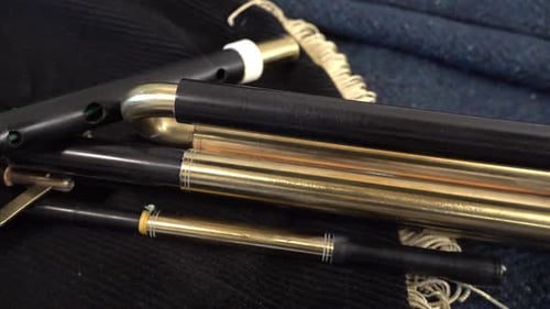 Traditionelle irische Uilleann Pipes Dudelsack auf irischem Tweed
