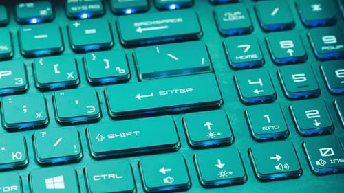 Die
Laptoptastatur im Zeitraffer leuchtet in verschiedenen Farben. Computer-Technologie
