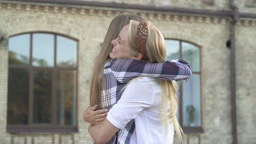 Duas namoradas felizes por se conhecerem