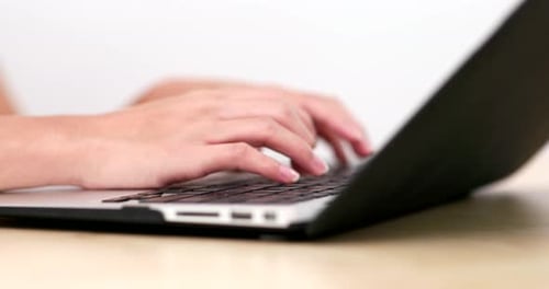 Zu Hause am Notebook arbeiten