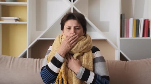 Femme avec des éternuements froids à la maison