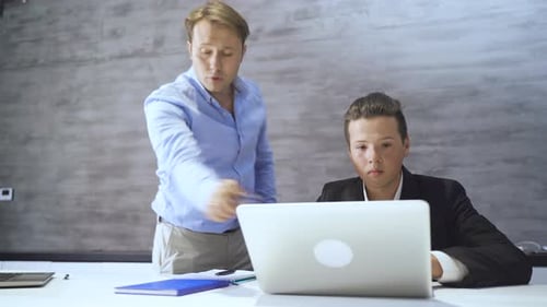 Les gens d'affaires prospères travaillent.
