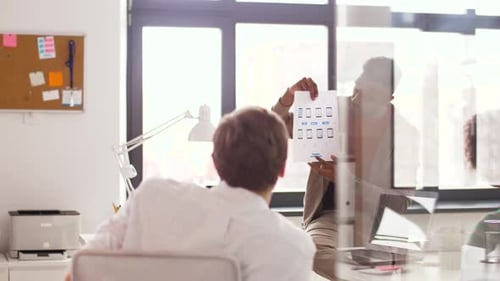 Designer zeigt Kollegen UI-Design-Vorlage 44
