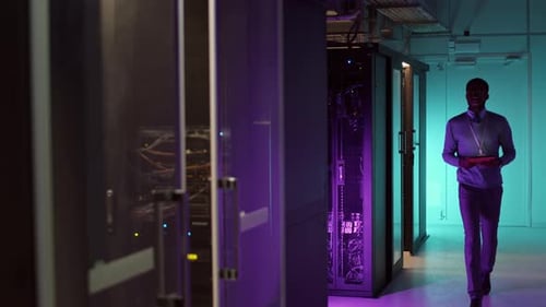 Homem trabalhando no data center